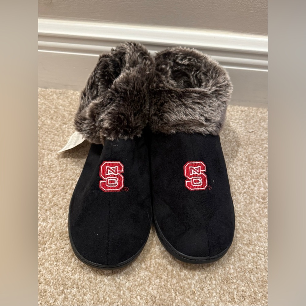NWT Cozy Black Slippers with Faux Fur Lining - Picture 3 of 4